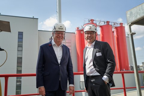 [Translate to English:] Ministerpräsident Stephan Weil und EEW-CEO Timo Poppe vor der Monoverbrennungsanlage in Helmstedt