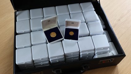 Der Koffer mit den Goldmünzen vom 100-jährigen Firmenjubiläum 1973. Fast 50 Jahre verschollen, kommt der Verkaufserlös des wiederentdeckten Goldschatzes jetzt dem Aktionsbündis Katastropehhilfe zu Gute. 