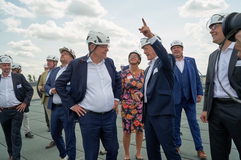 Bei einem Rundgang durch die neue Anlage ließ sich Ministerpräsident Stephan Weil die Funktionsweise der Klärschlamm-Monoverbrennungsanlage erläutern.